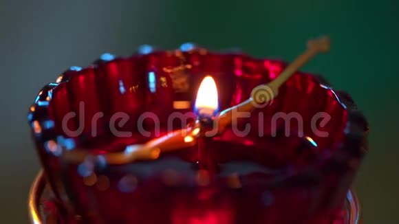 教堂祭坛前燃烧的蜡烛视频的预览图
