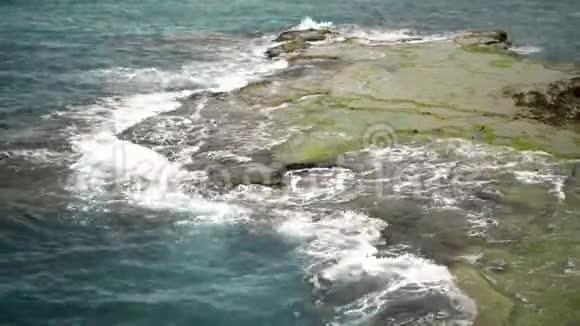 岸边的波浪视频的预览图