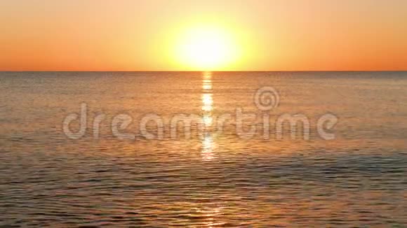 太阳在平静的海面上升起视频的预览图