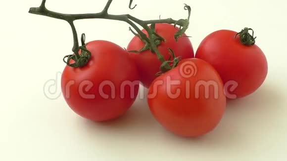 白色背景下分离的新鲜番茄视频的预览图