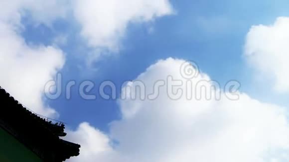 高高的云层和庙宇屋顶阳光明媚视频的预览图