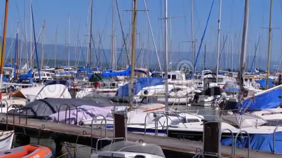 瑞士日内瓦湖港口停泊的船只船只游艇视频的预览图