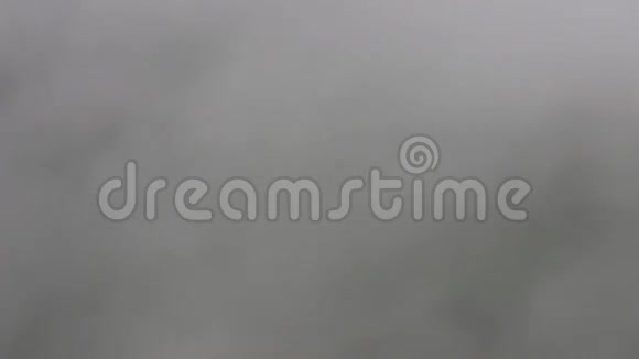 降落的飞机飞过云层视频的预览图