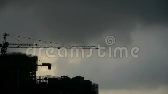 乌云遮阳天楼栋高层府邸剪影视频的预览图