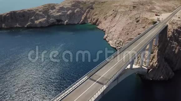 鸟瞰帕格岛克罗地亚道路和克罗地亚海岸的桥梁俯瞰大海的悬崖视频的预览图