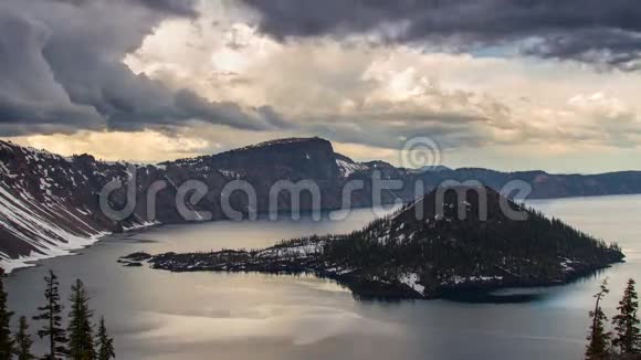 火山口湖的云形成视频的预览图