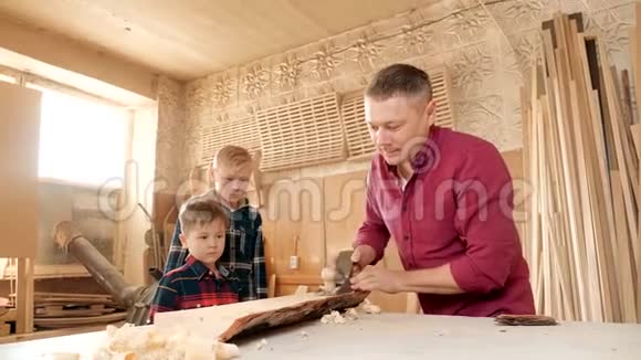 家庭木工木工和人的概念父亲教儿子木工视频的预览图