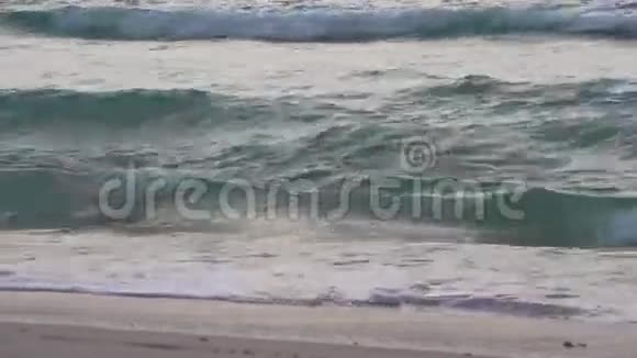 迪拜傍晚波斯湾海浪4k阿联酋视频的预览图