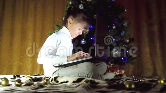 新年里有笔记本电脑的孩子视频的预览图