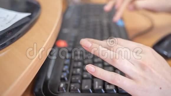 女人正在键盘上打字视频的预览图