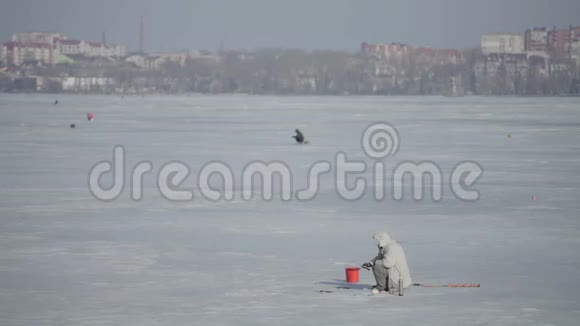 冬天在冰冻的湖面上钓鱼视频的预览图