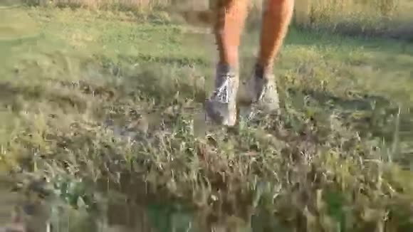 雄脚跑过青山运动员的腿在日落时在大自然中慢跑运动跑步者在户外慢跑视频的预览图