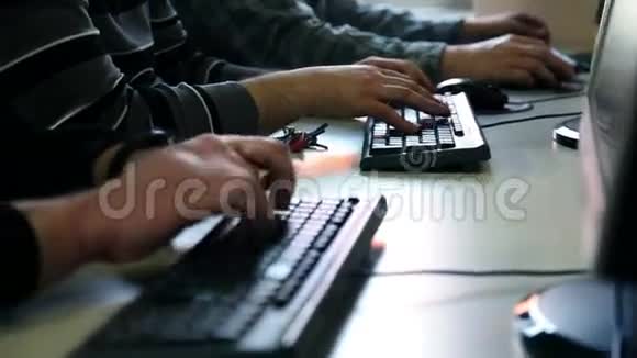 匿名手在电脑鼠标上视频的预览图