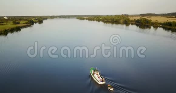 大伏尔加河的美丽鸟瞰图视频的预览图