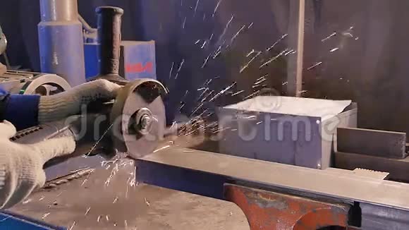 工匠在车间用圆盘磨床锯金属金属锯紧了生产锯金属的工人视频的预览图