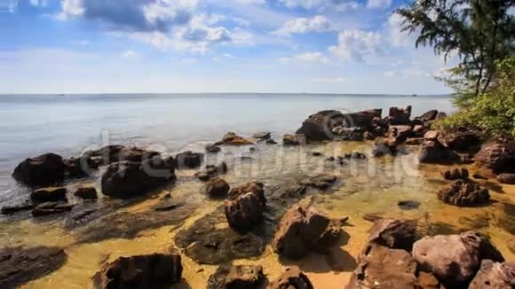 泳滩上方透明浅水区下的岩石视频的预览图