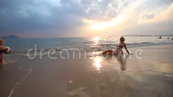 日落时与妈妈在沙滩上玩耍视频的预览图
