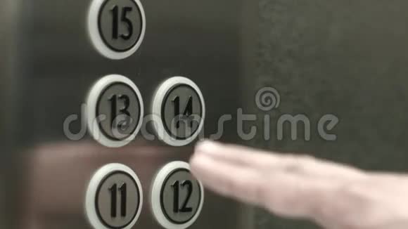 男人在电梯里按了一个按钮视频的预览图