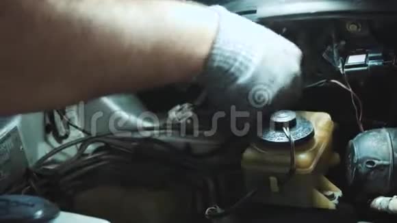 修理汽车手中的运转装置的照片视频的预览图