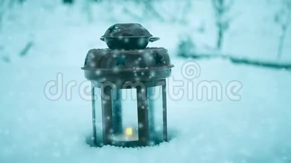 冬林红烛灯雪林降雪圣诞节视频的预览图