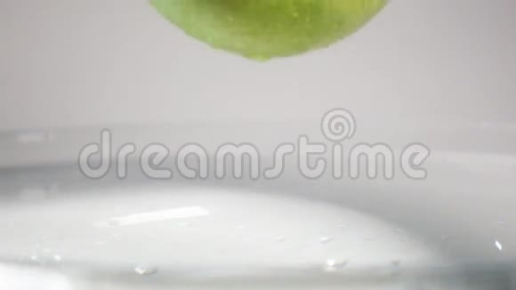 绿苹果掉进水里视频的预览图