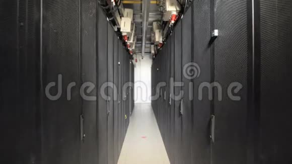 大型工业厂房上为通风服务器而设计的长系列专用机柜连接到视频的预览图