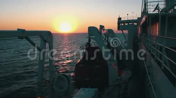 海上日落与移动货运渡轮视频的预览图