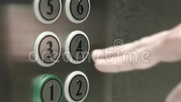 在电梯里男人按下四楼的按钮视频的预览图
