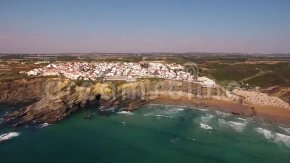 葡萄牙的鸟瞰图人们在海滩上休息视频的预览图