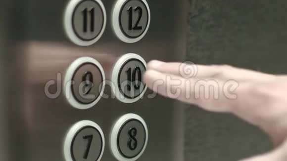 在电梯里男人按下十楼的按钮视频的预览图