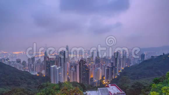 香港著名的景色从维多利亚峰的夜晚到白天的时间日出前拍摄的彩色云层视频的预览图