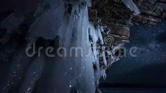 夜空在冰面上旋转视频的预览图
