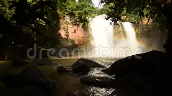 泰国高耀国家公园有彩虹地标的瀑布视频的预览图