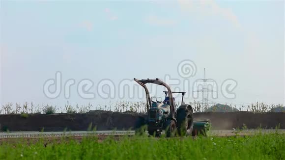 耕地农业灌溉农田灌溉设备视频的预览图