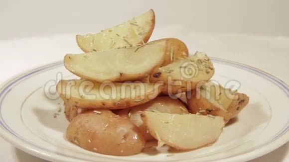 在烤箱里用洋葱和香料煮土豆视频的预览图