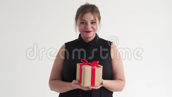 美丽的女人送礼物视频的预览图