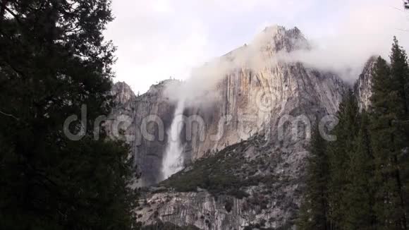 上约塞米蒂瀑布有树和云视频的预览图