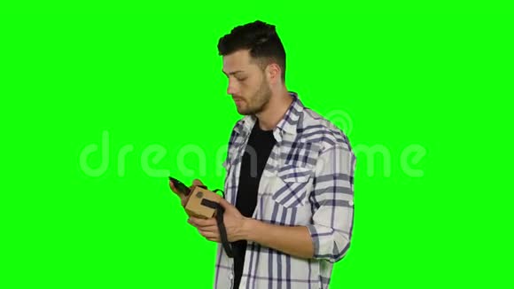 虚拟现实游戏男孩使用头部安装显示器绿色屏幕视频的预览图