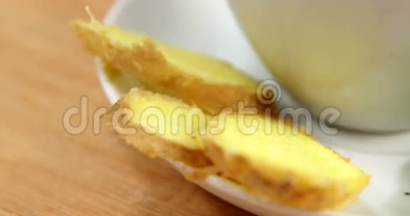 柠檬茶加姜片和草药视频的预览图