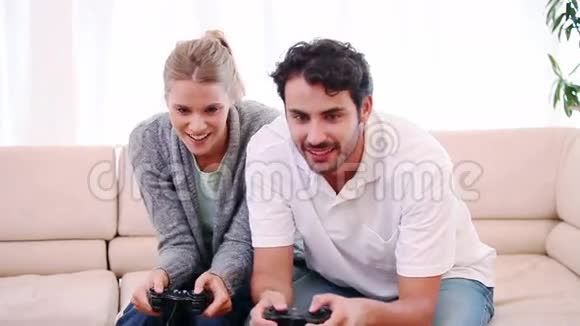 一个年轻的女人和她的男朋友玩游戏视频的预览图