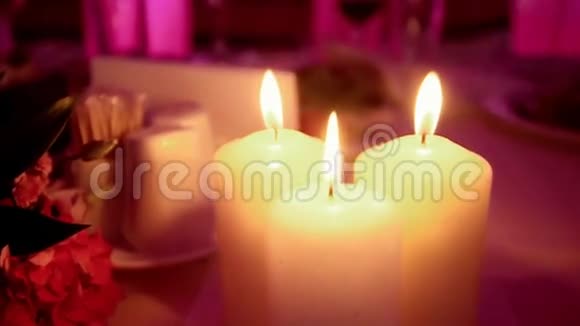 粉红背景上的蜡烛视频的预览图