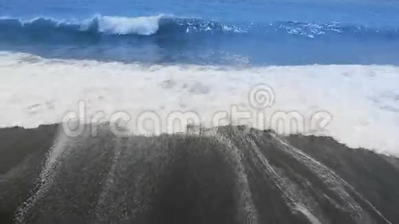 加那利群岛的特内里费火山的黑色沙滩海浪视频的预览图