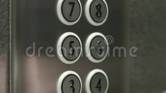 男人在电梯里按下五楼的按钮视频的预览图
