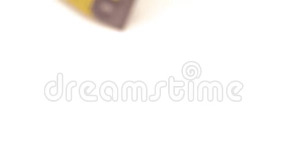 白色背景下蓝色橡胶注射器定制米视频的预览图