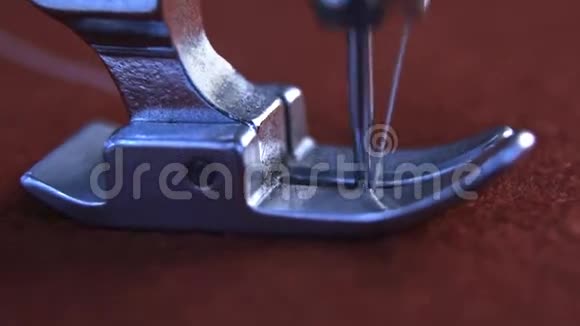 缝纫机缝纫织物的针在缓慢运动中视频的预览图