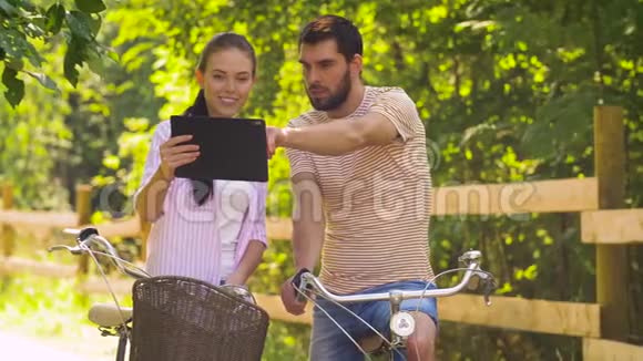 夏季公园有平板电脑和自行车视频的预览图