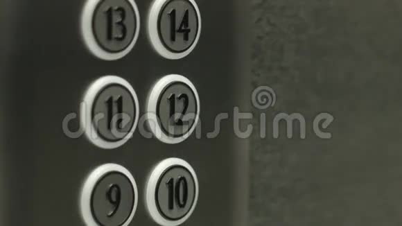 人在电梯里按下十二楼的按钮视频的预览图
