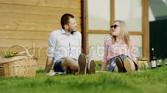 一对浪漫的情侣在野餐视频的预览图