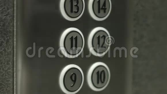 人在电梯里按下11楼的按钮视频的预览图