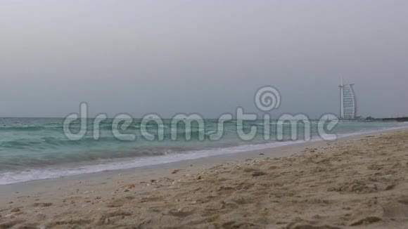 雨天迪拜著名海滩酒店全景4k阿联酋视频的预览图
